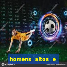 homens altos e magros pelados